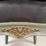 Chauffeuse de style Louis XV bois laqué gris rechampi or