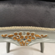 Chauffeuse de style Louis XV bois laqué gris rechampi or