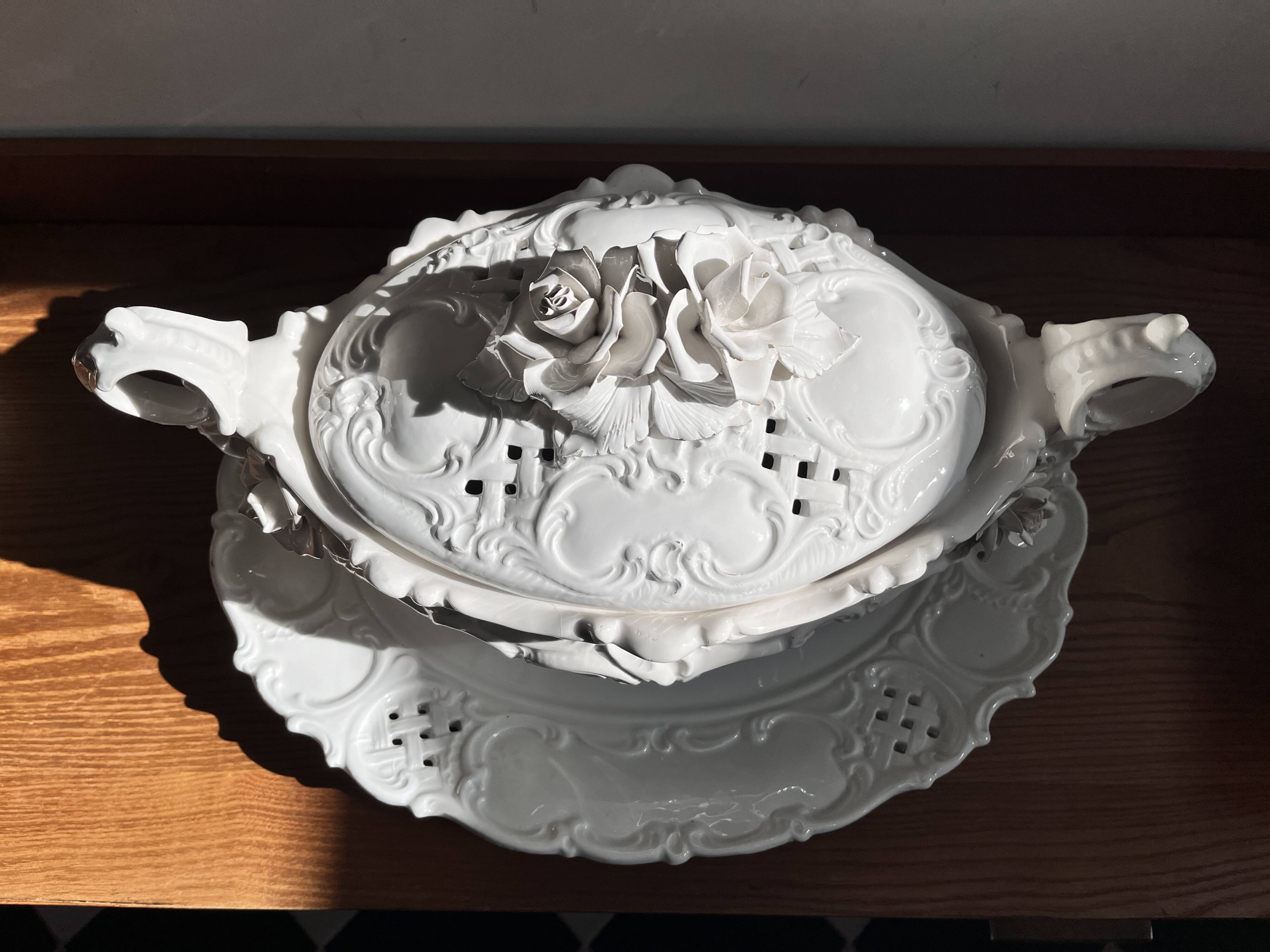 Large antique Italian soup tureen from Val del Brenta with tray – ceramic