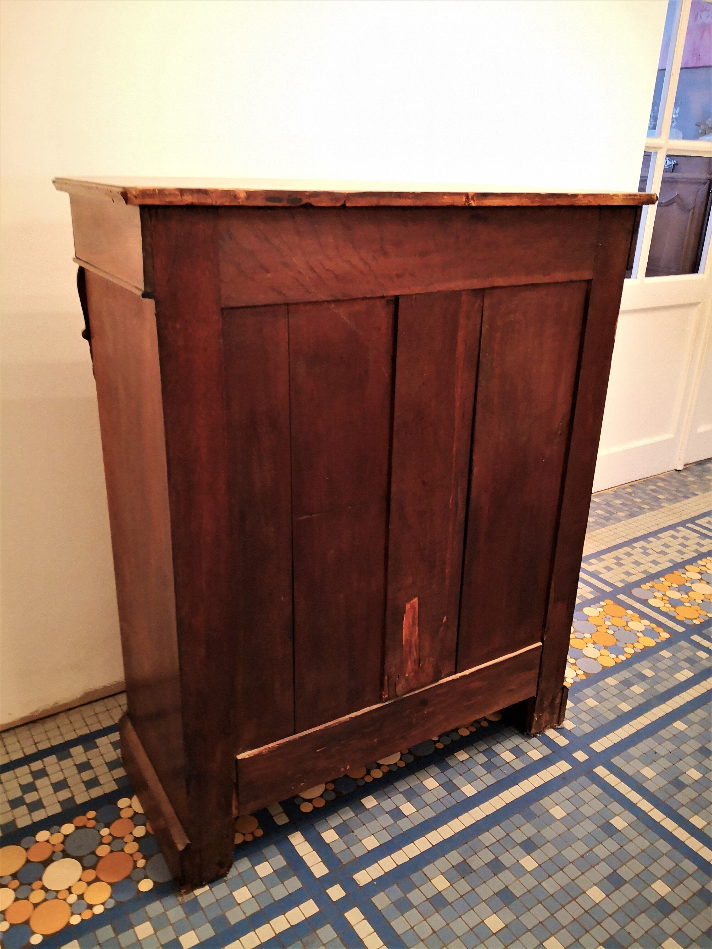 Old wood showcase with English charm