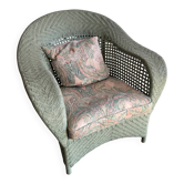 Fauteuil lounge en osier vert menthe avec coussins en coton pastel — Style côtier revisité des années 1980