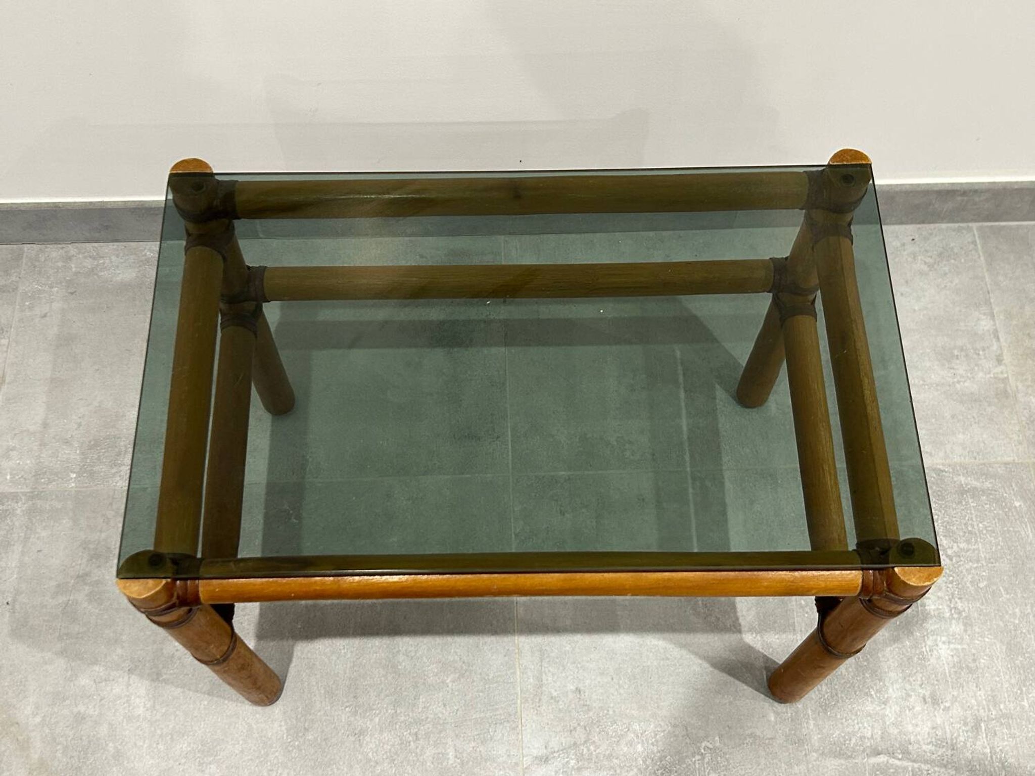 Table basse bois blond et verre fumé à ligatures cuir