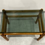 Table basse bois blond et verre fumé à ligatures cuir