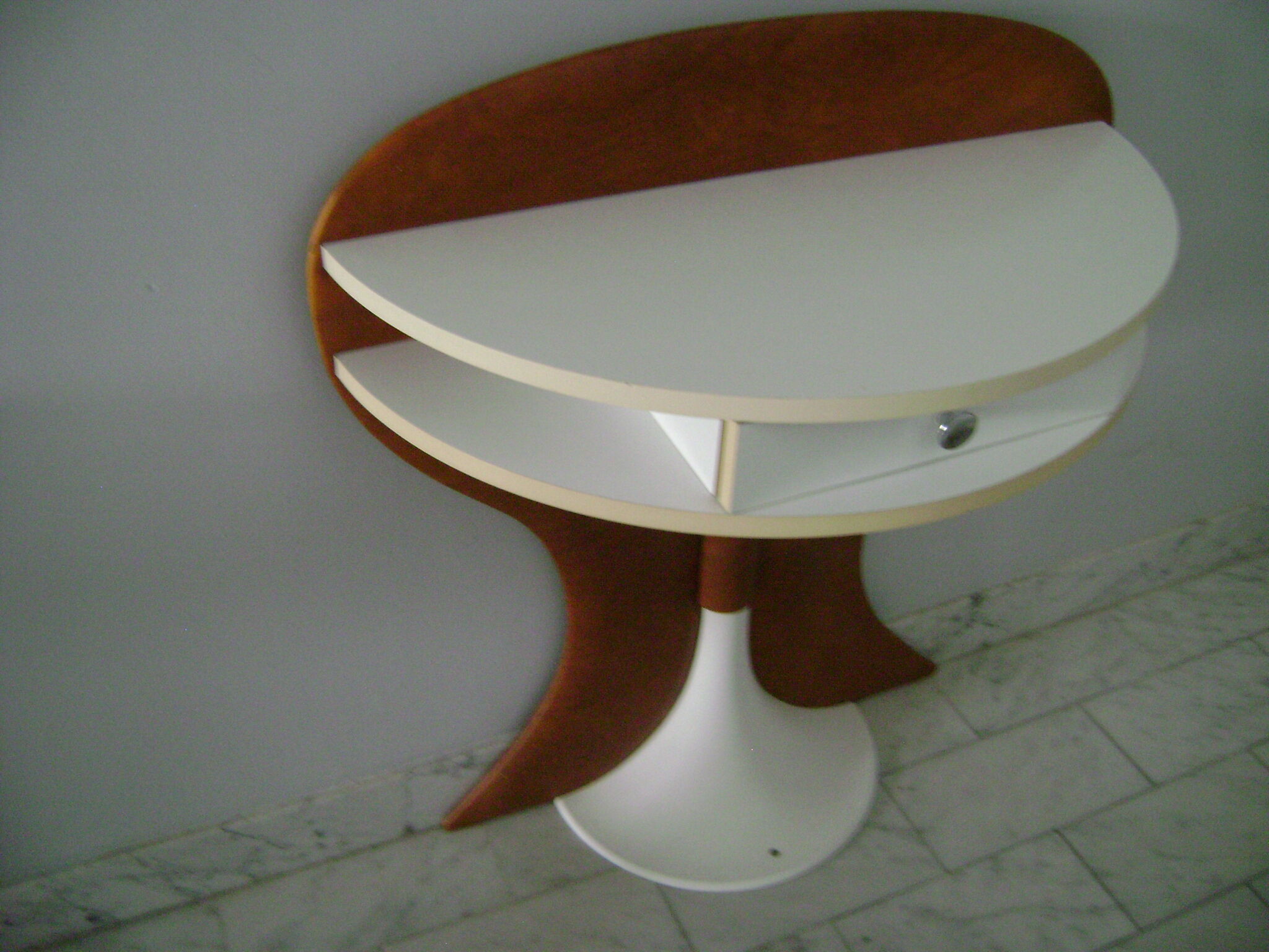 White lasked wood console and 1980s skai background