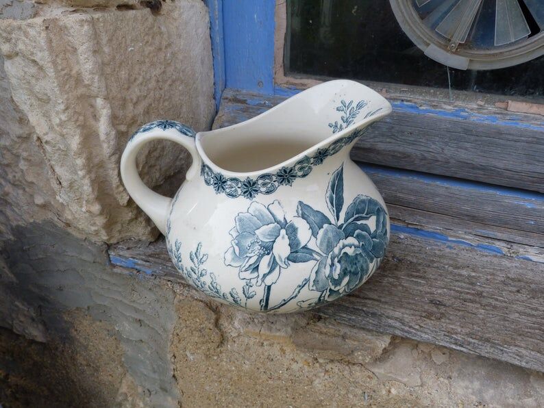 Jug in faience motifs flowers and insects