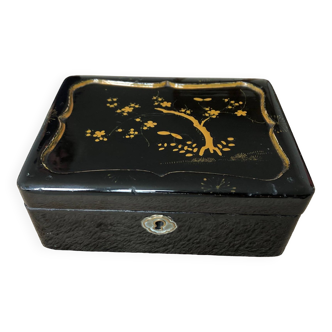 Ancien coffret/boîte à bijoux laquée noir avec décor asiatique doré