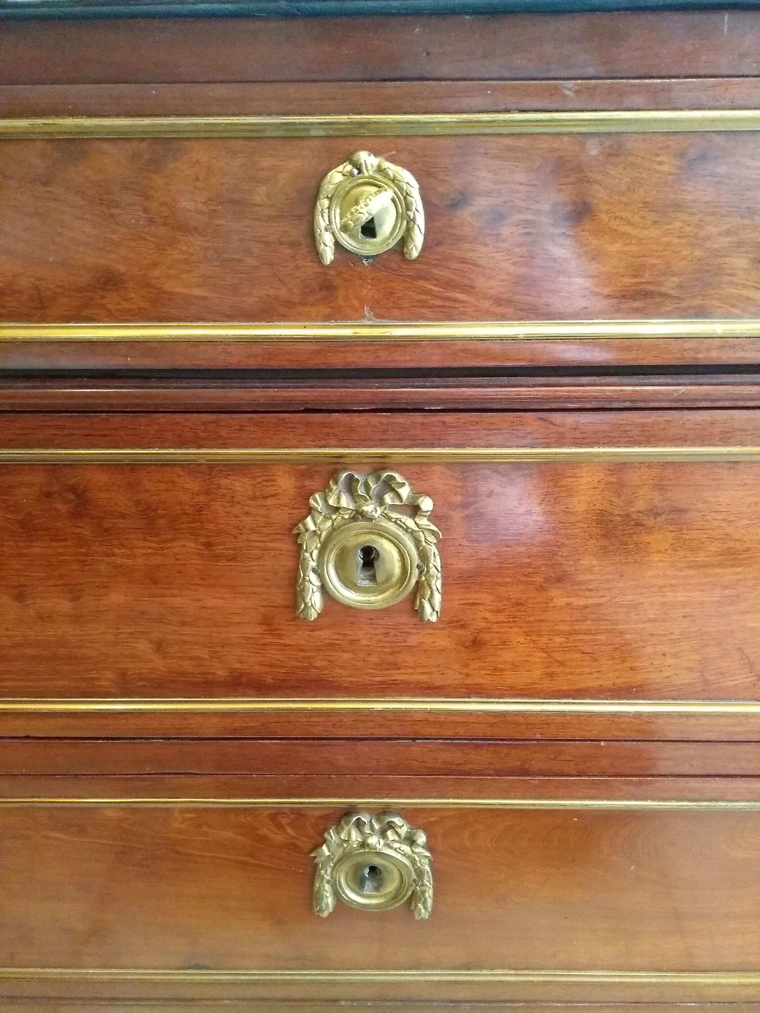 Commode Louis XVI estampillée Bircklé acajou moucheté