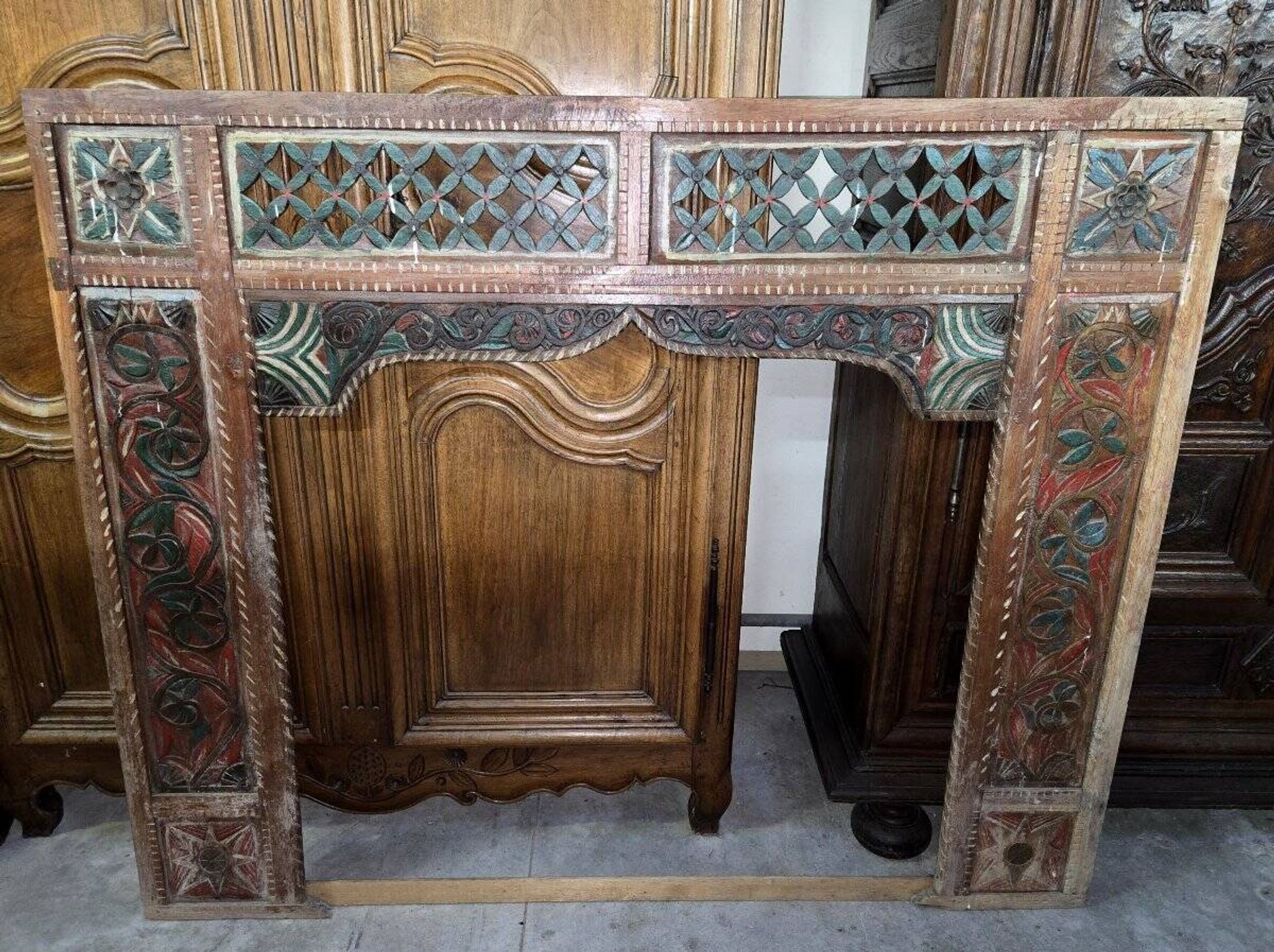 Old façade or decorative frame in carved wood, of Indian origin.