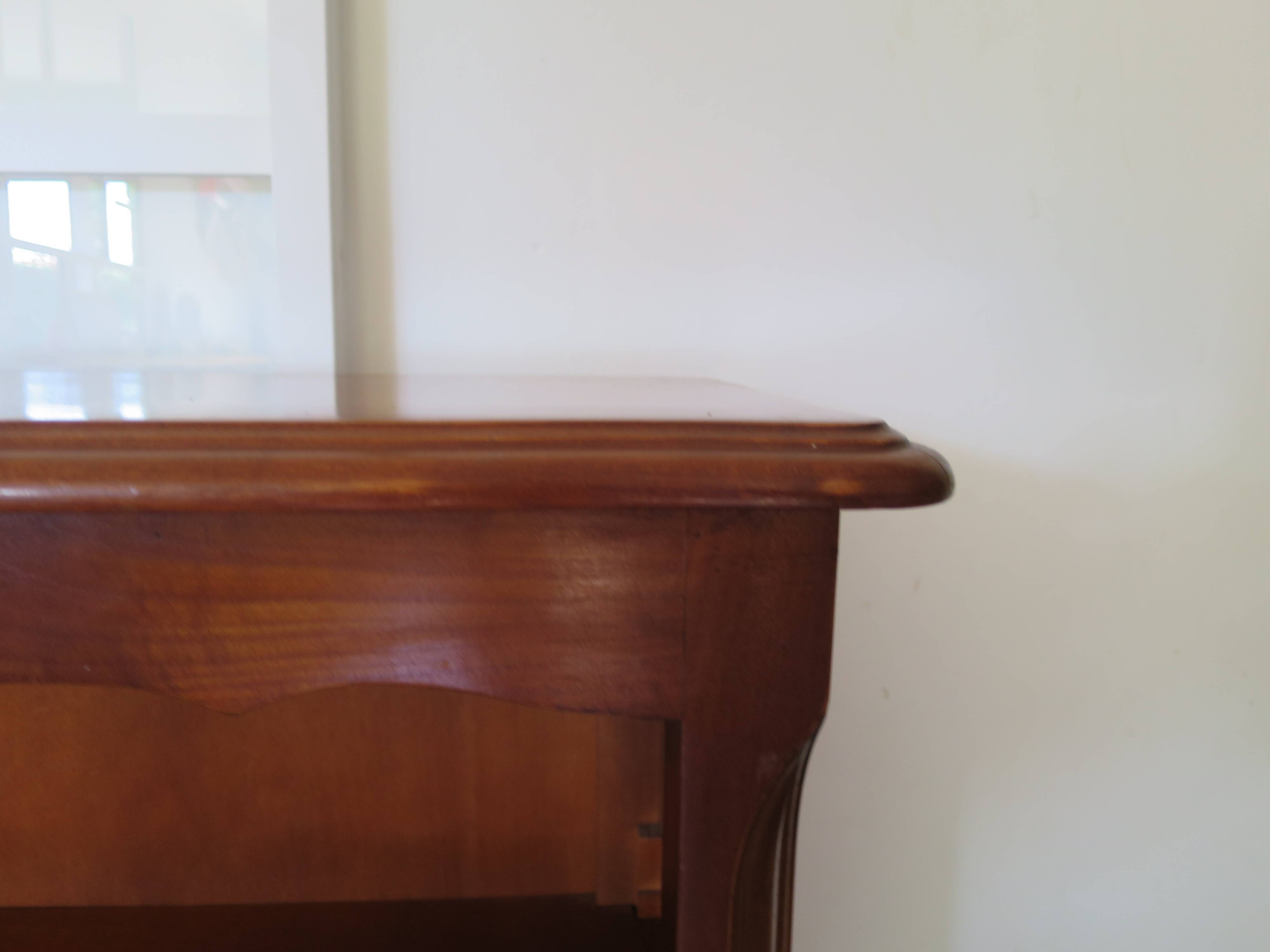 Beau bibus en merisier - 3 niveaux -Tablettes ajustables -Style Louis XV
