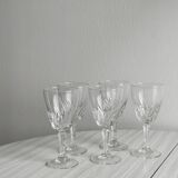 5 verres à vin.