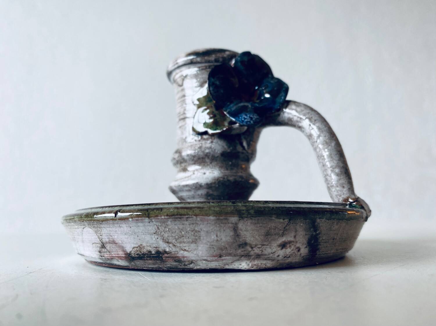 Ceramic candle holder with flower decor