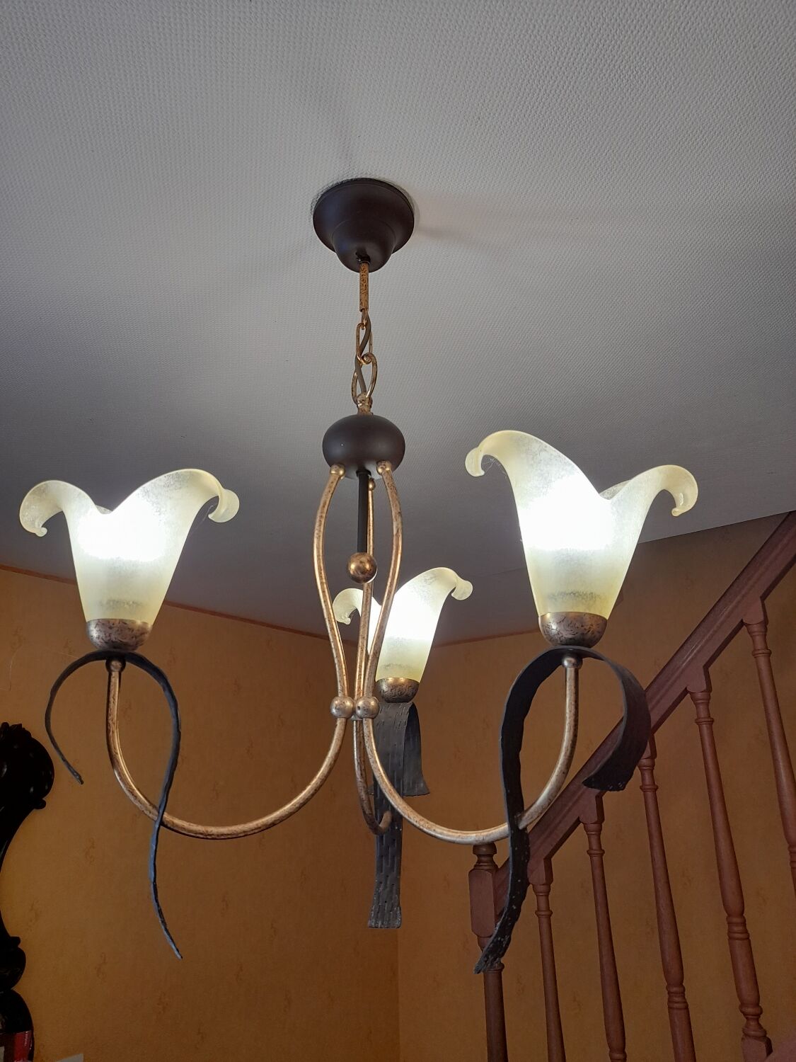 Lustre suspension 3 bras authentique année 1980 en métal et verre poli