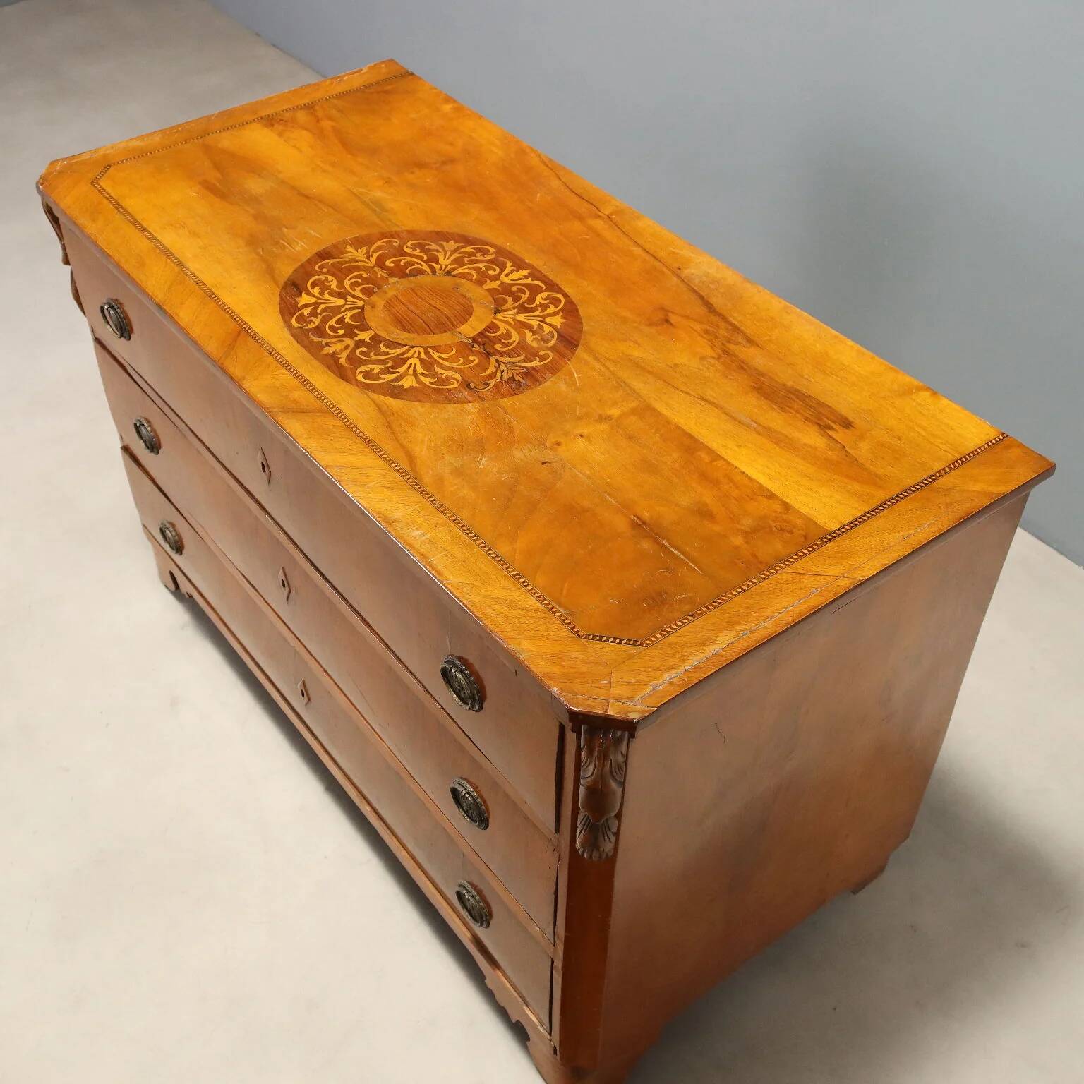 Walnut commode with central marquetry - Early 20th century