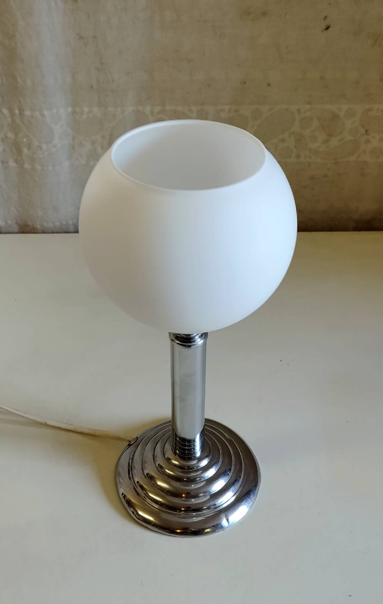 Bauhaus table lamp in metal and opaline globe - 1930s/40s