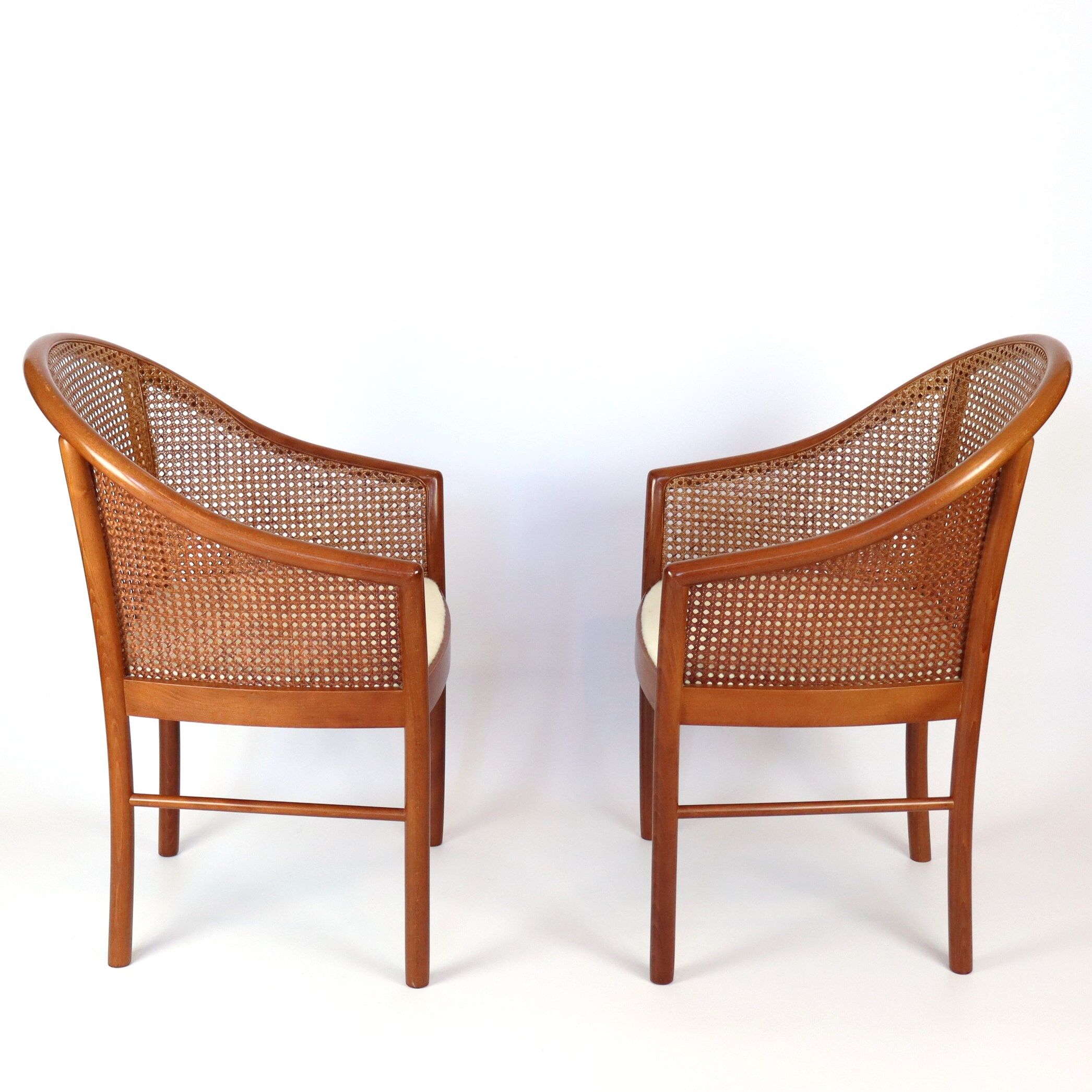 Paire de fauteuils en cannage