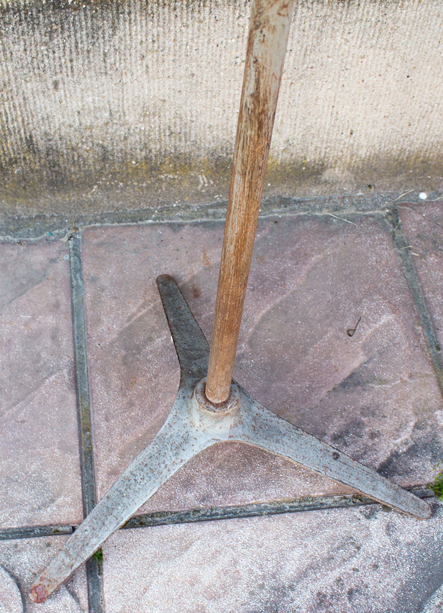 Ancien modèle à pied en métal