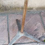 Ancien modèle à pied en métal