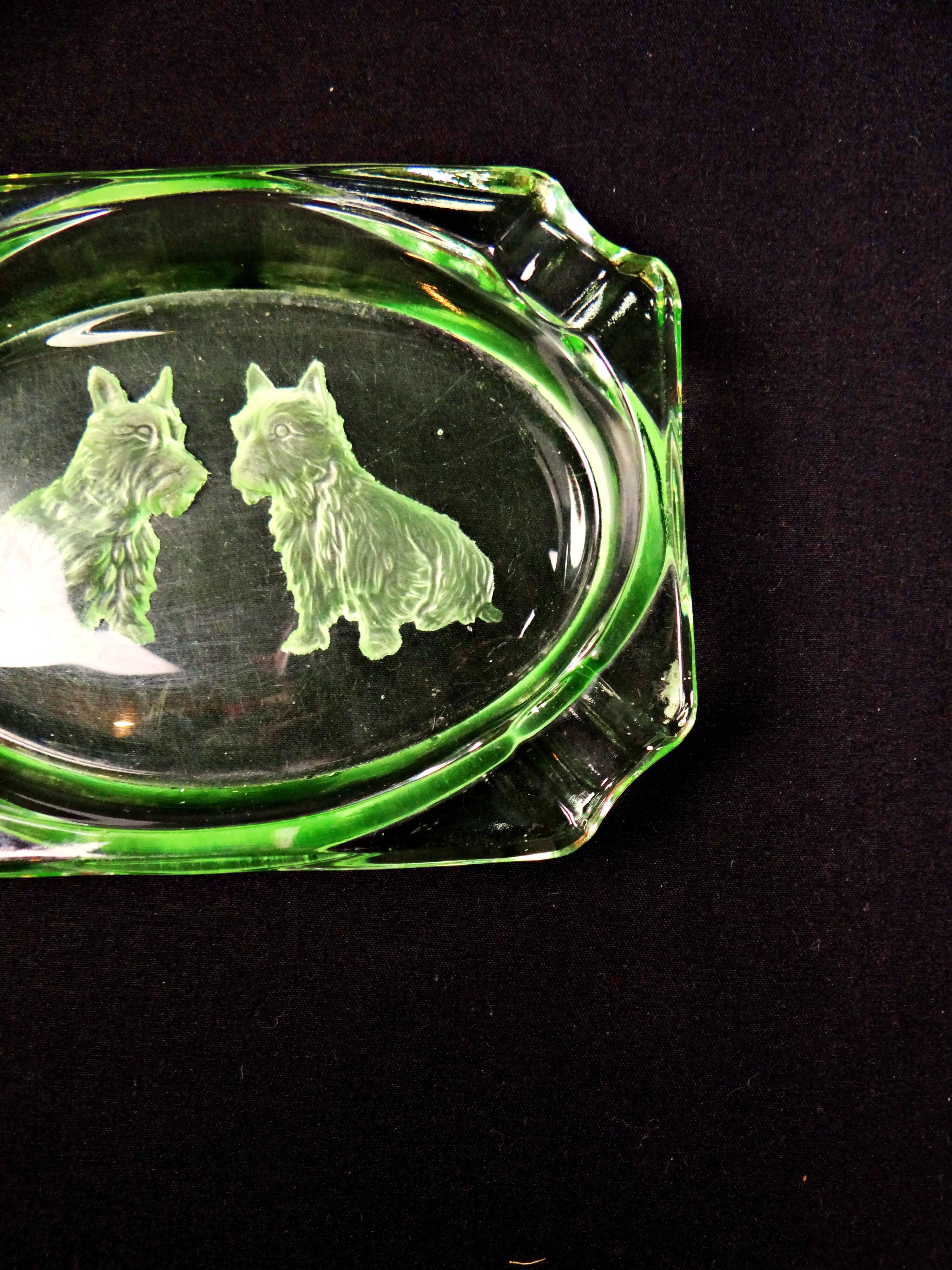 Cendrier style Art Déco en ouraline en verre gravé chiens Scottish Terrier