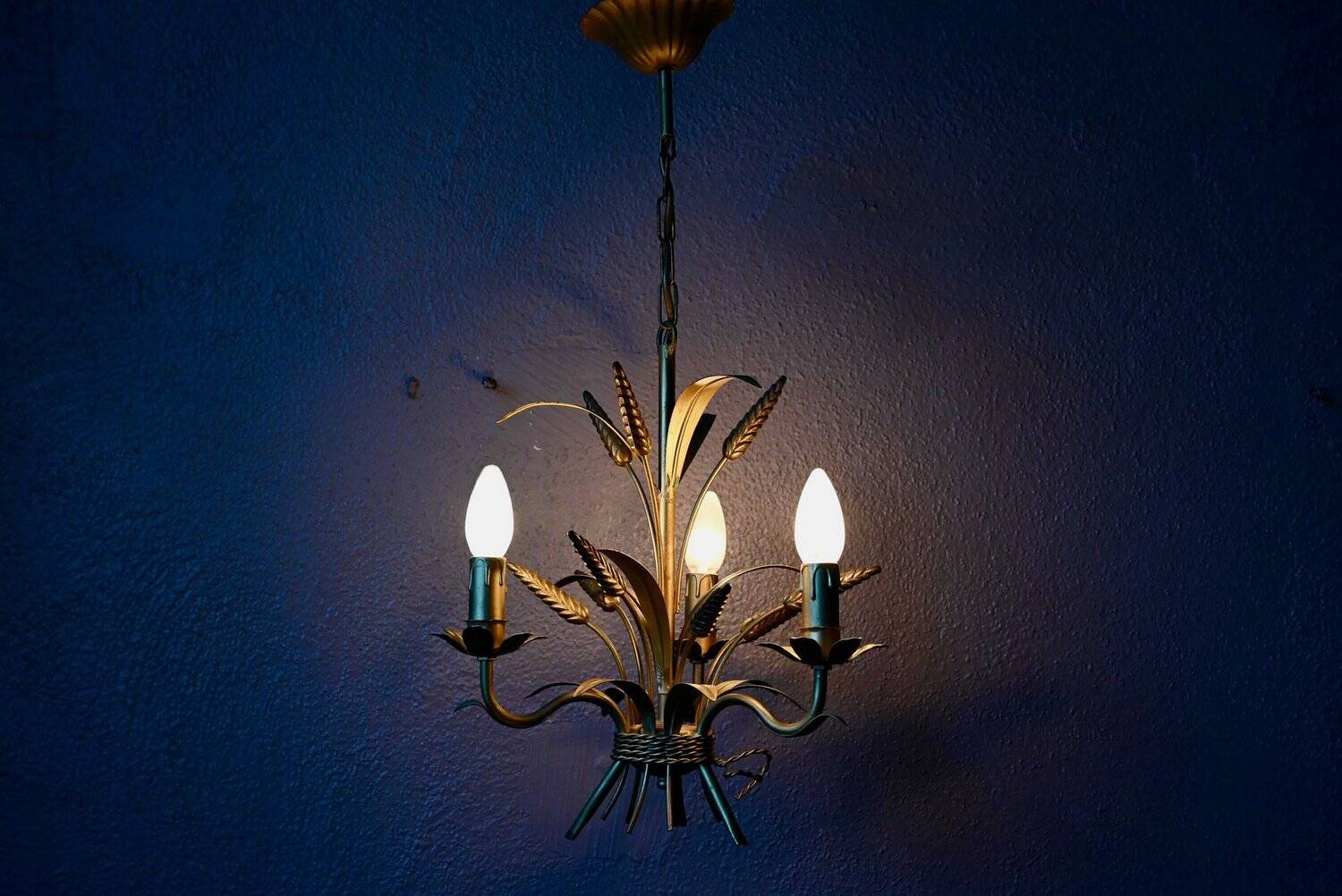 Vintage wheat spike chandelier in gold metal, 3 lights, 1970s Hollywood Regency.