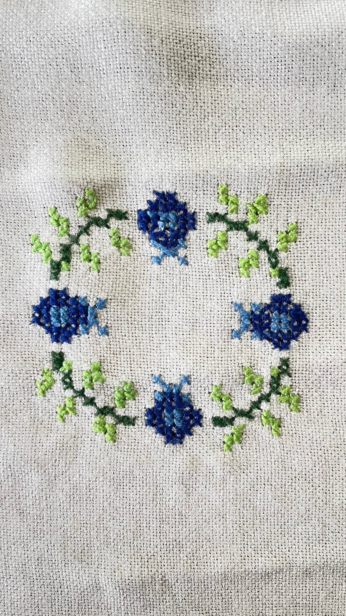 Embroidered tablecloth + 12 vintage napkins