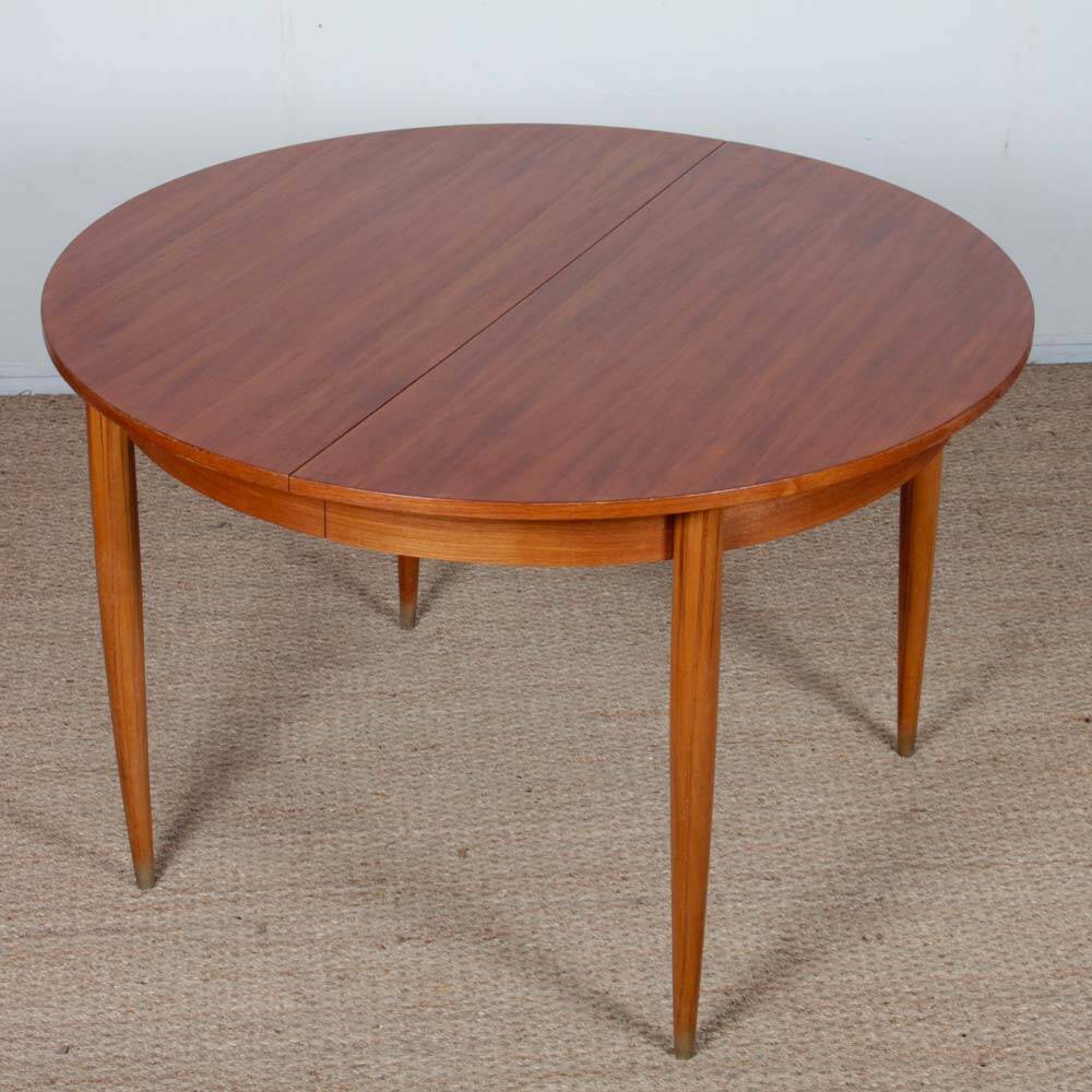 Round extendable dining table in wood, 1960