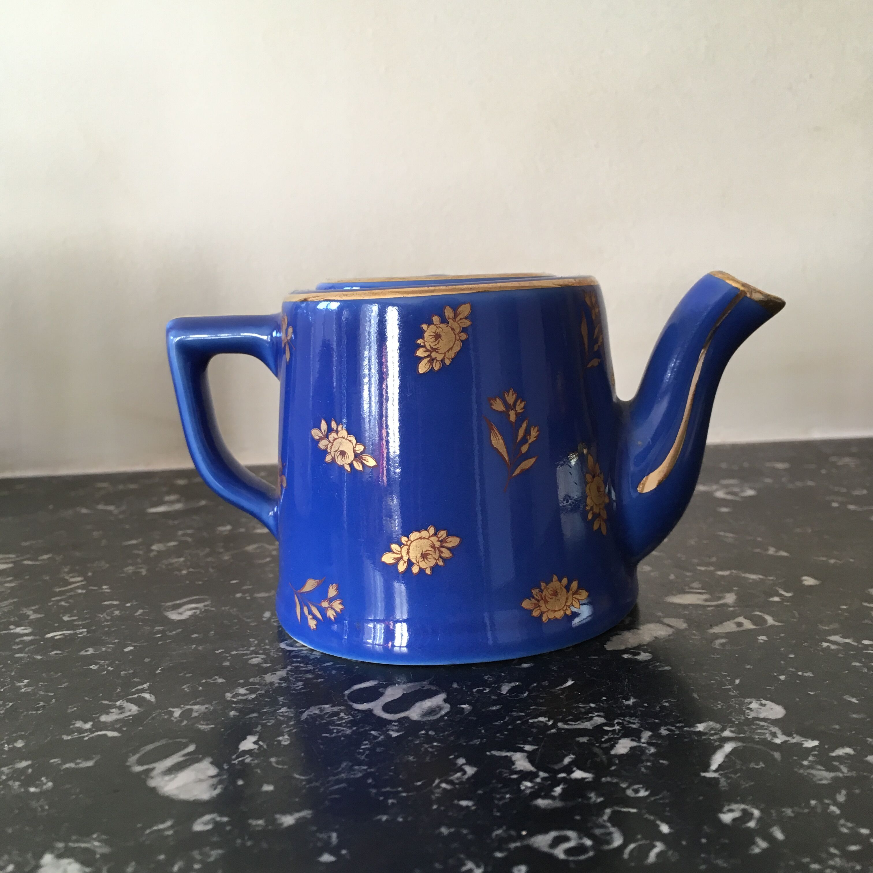 Teapot porcelain