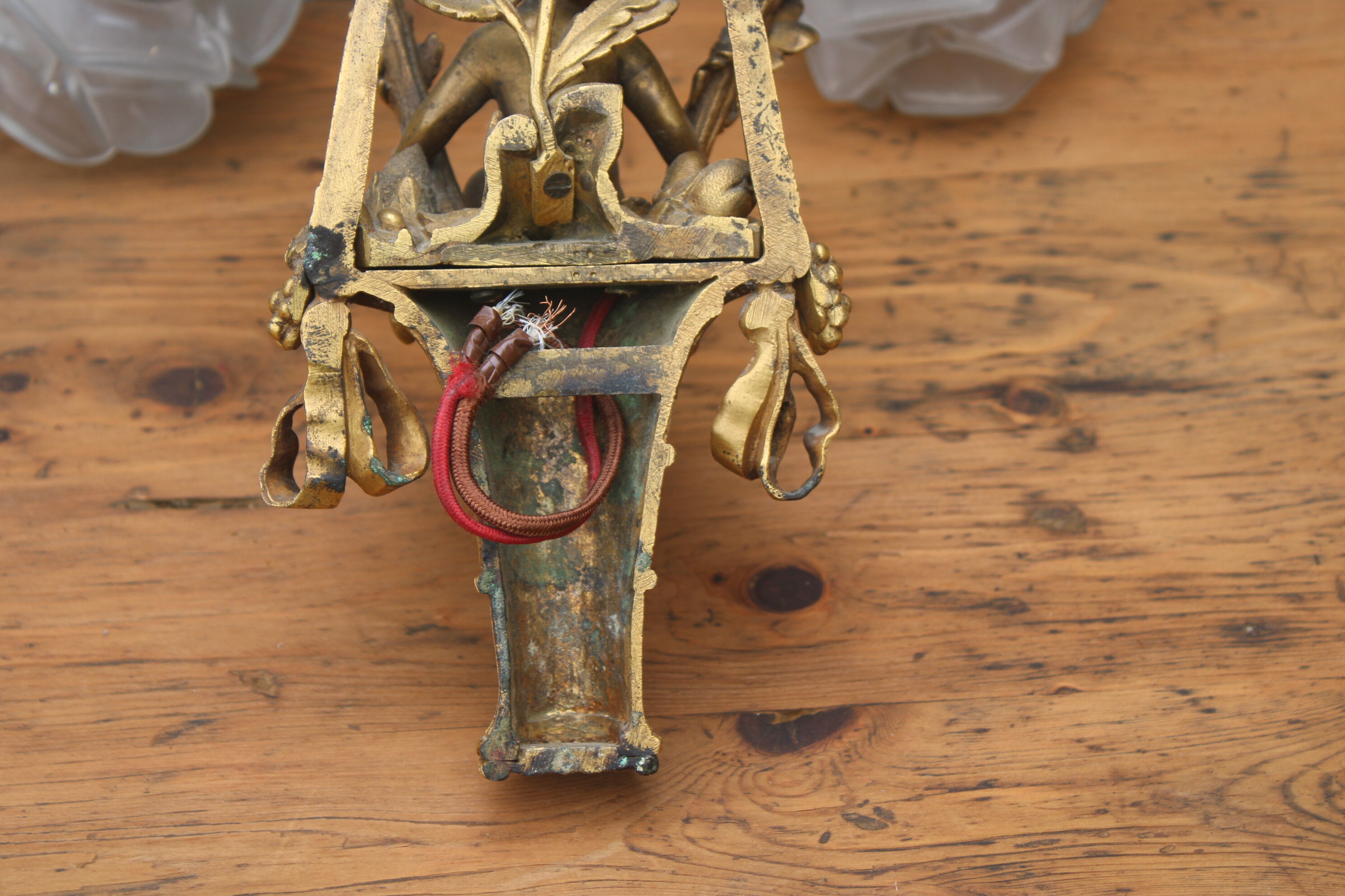 Wall lamp in bronze cherub