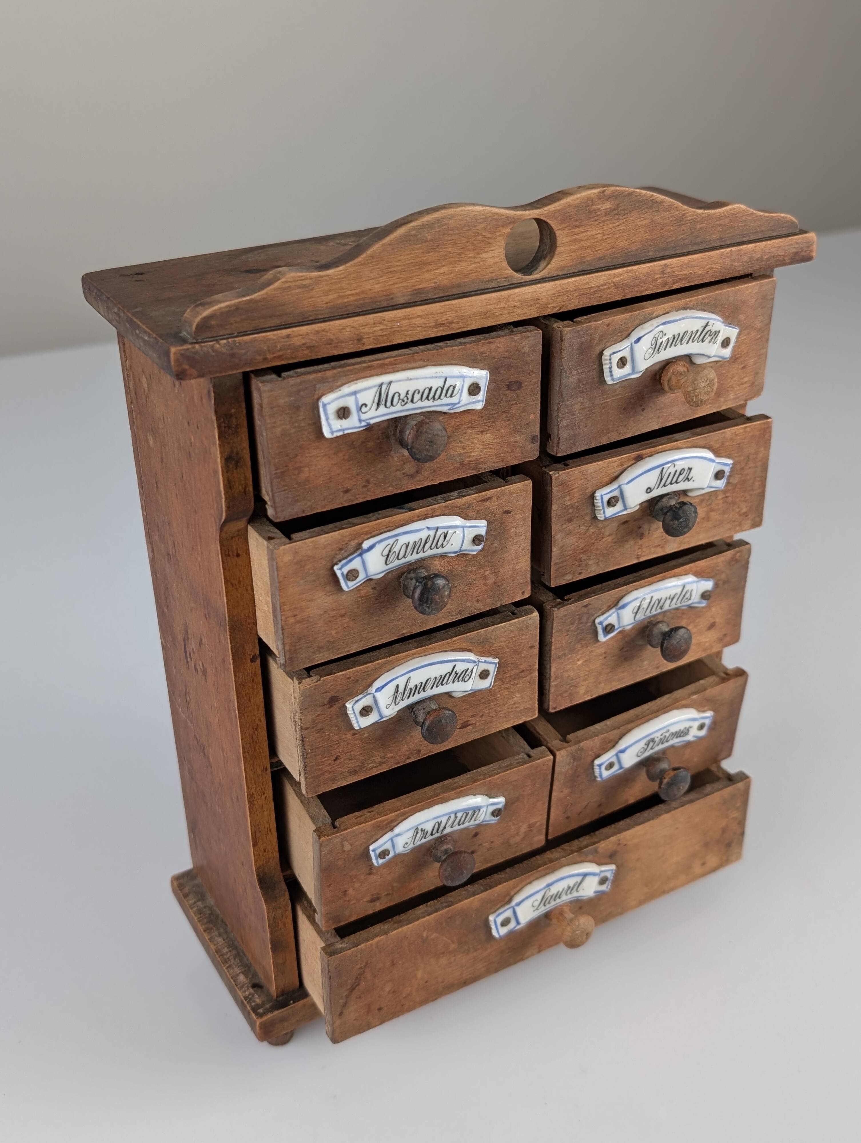Cabinet à épices en bois rustique espagnol avec étiquettes en céramique, années 1930