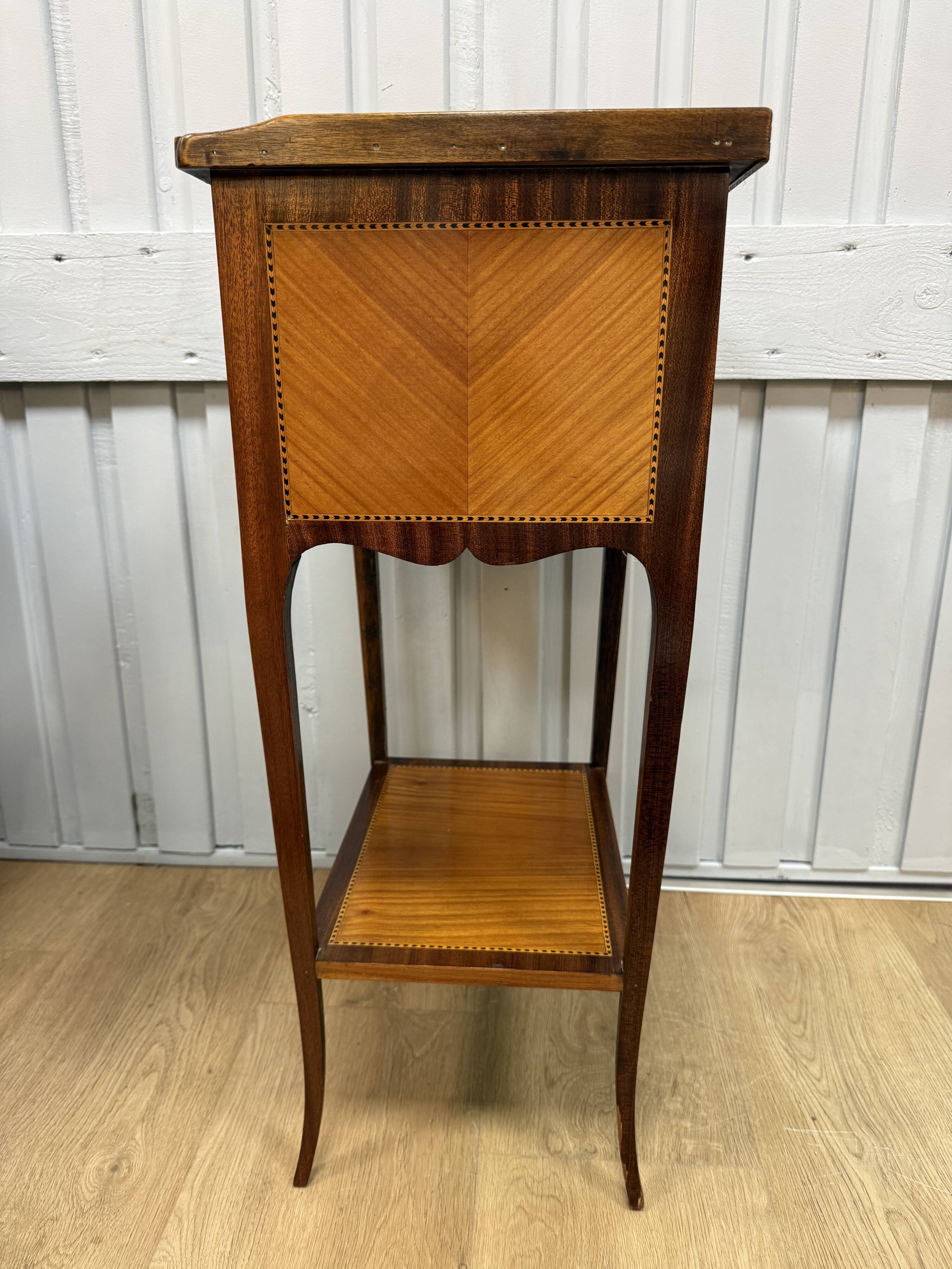 Petite table d appoint de style Louis XV