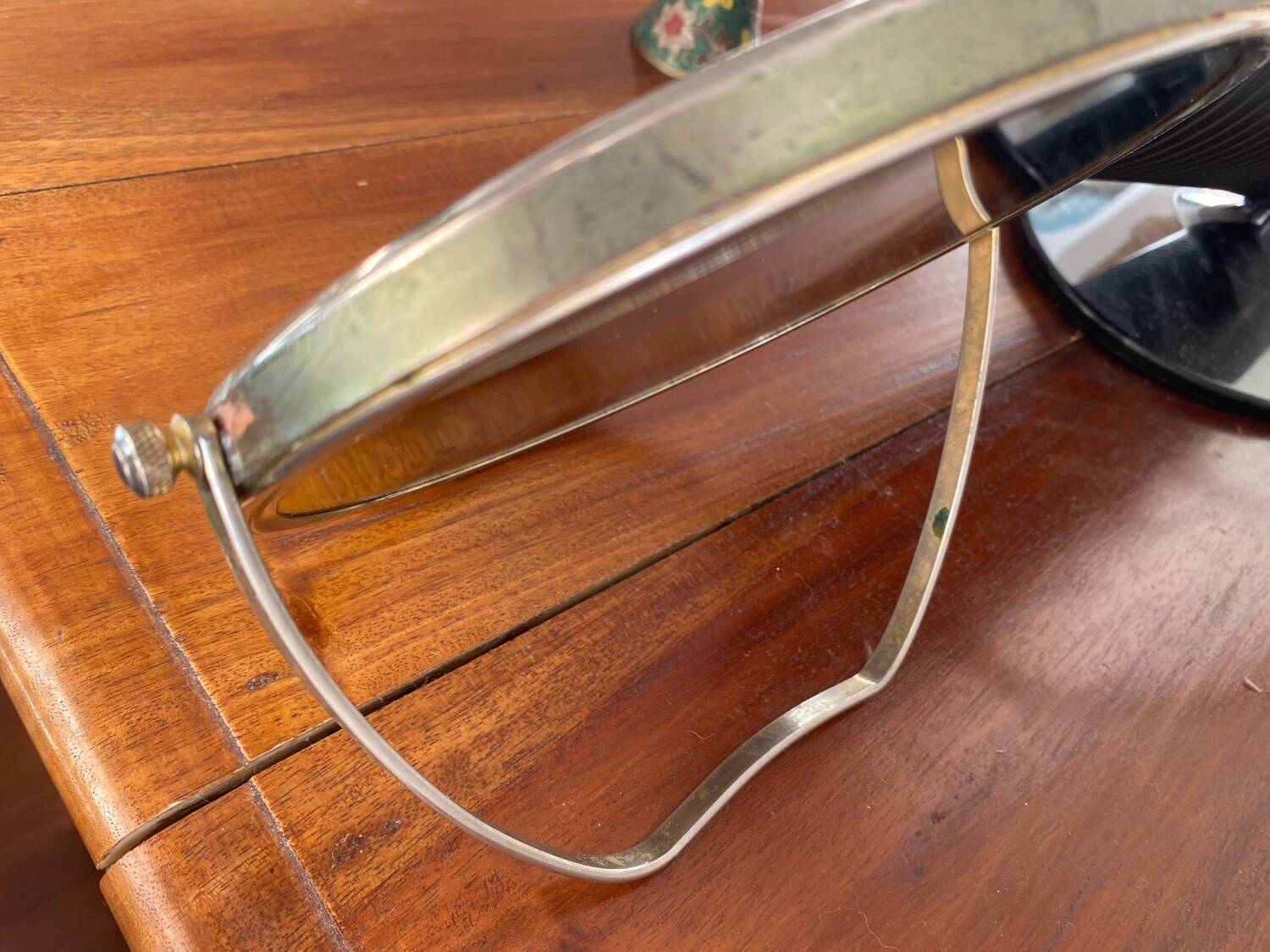 Miroir rond vintage en métal argenté.