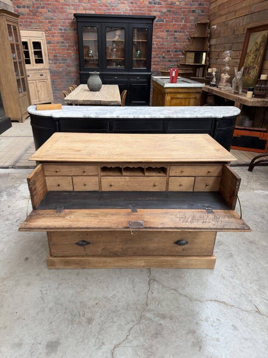 Oak chest of drawers from the early 20th century.