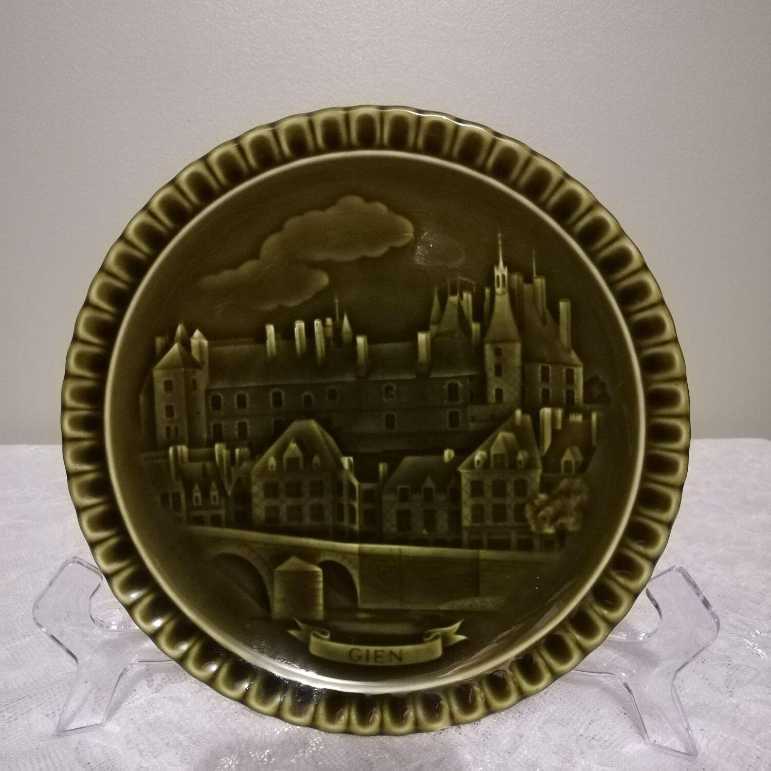 Plate in slip Gien decoration " castle of Gien "