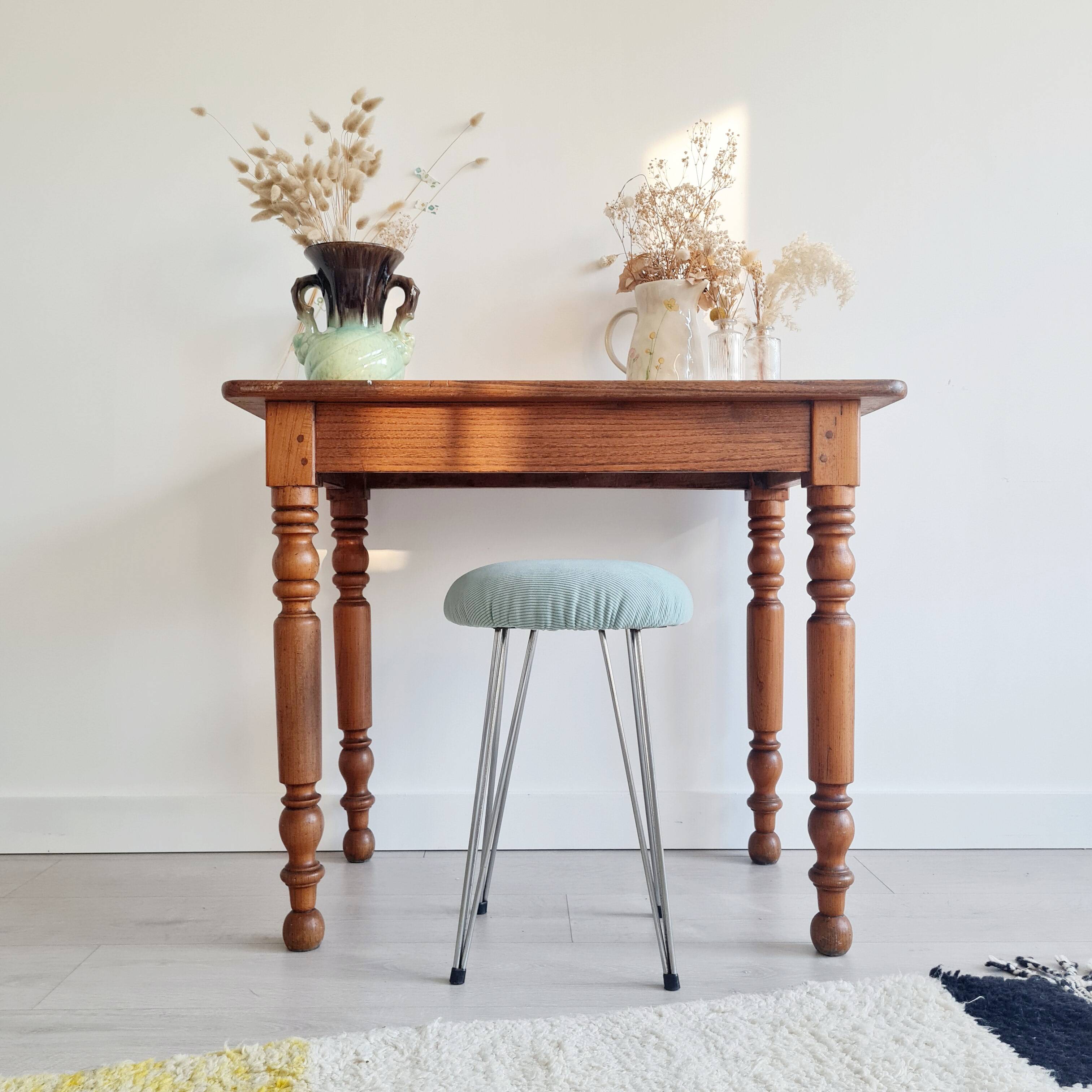Table ancienne - bureau en bois massif pieds tournés