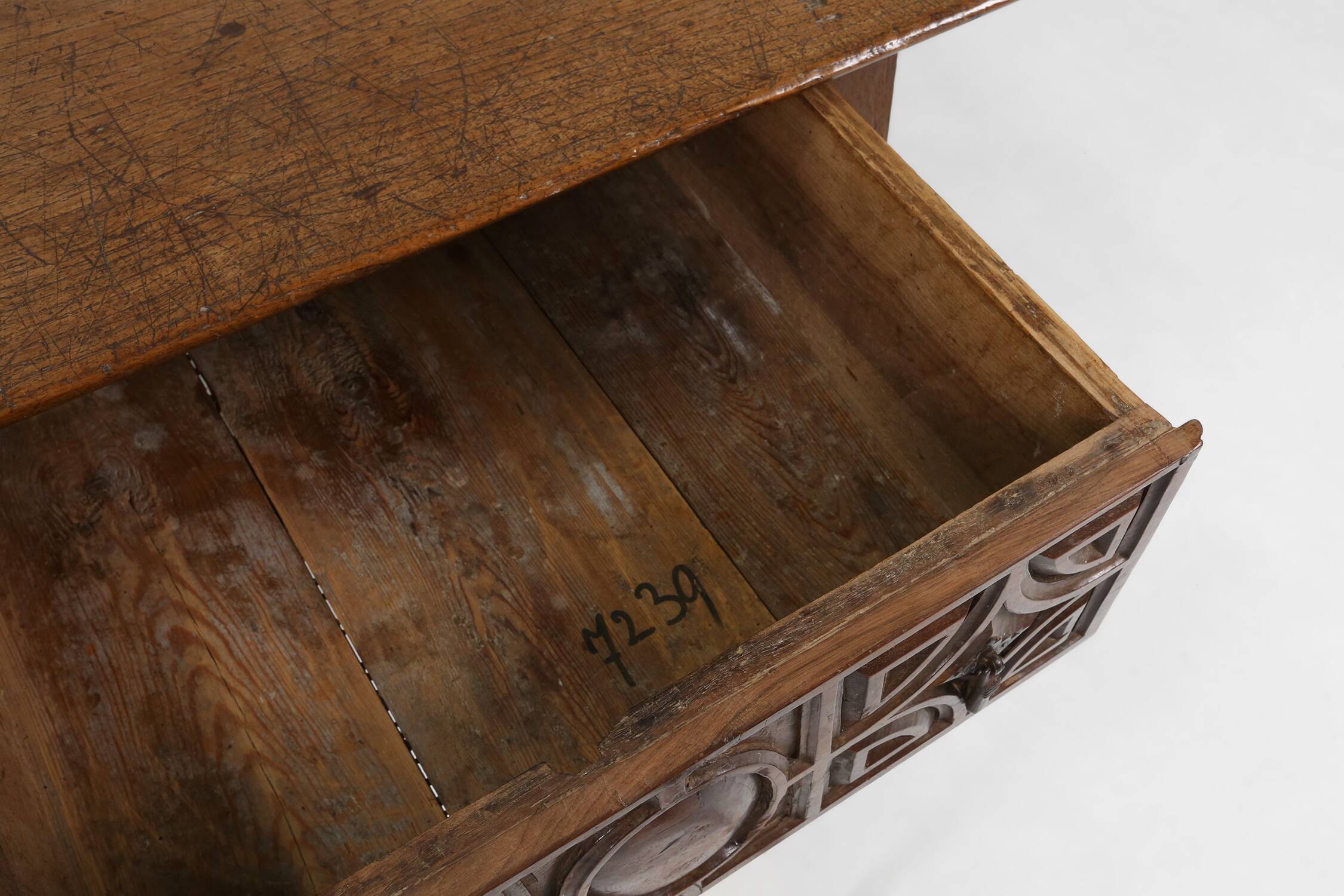 Antique Spanish console table in oak wood, with 2 large drawers from the 18th century.