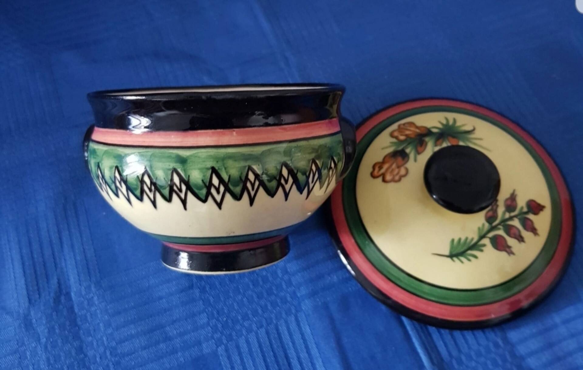 Petite bonbonnière ancienne, signée Henriot Quimper