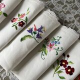 7 serviettes de table anciennes et brodées