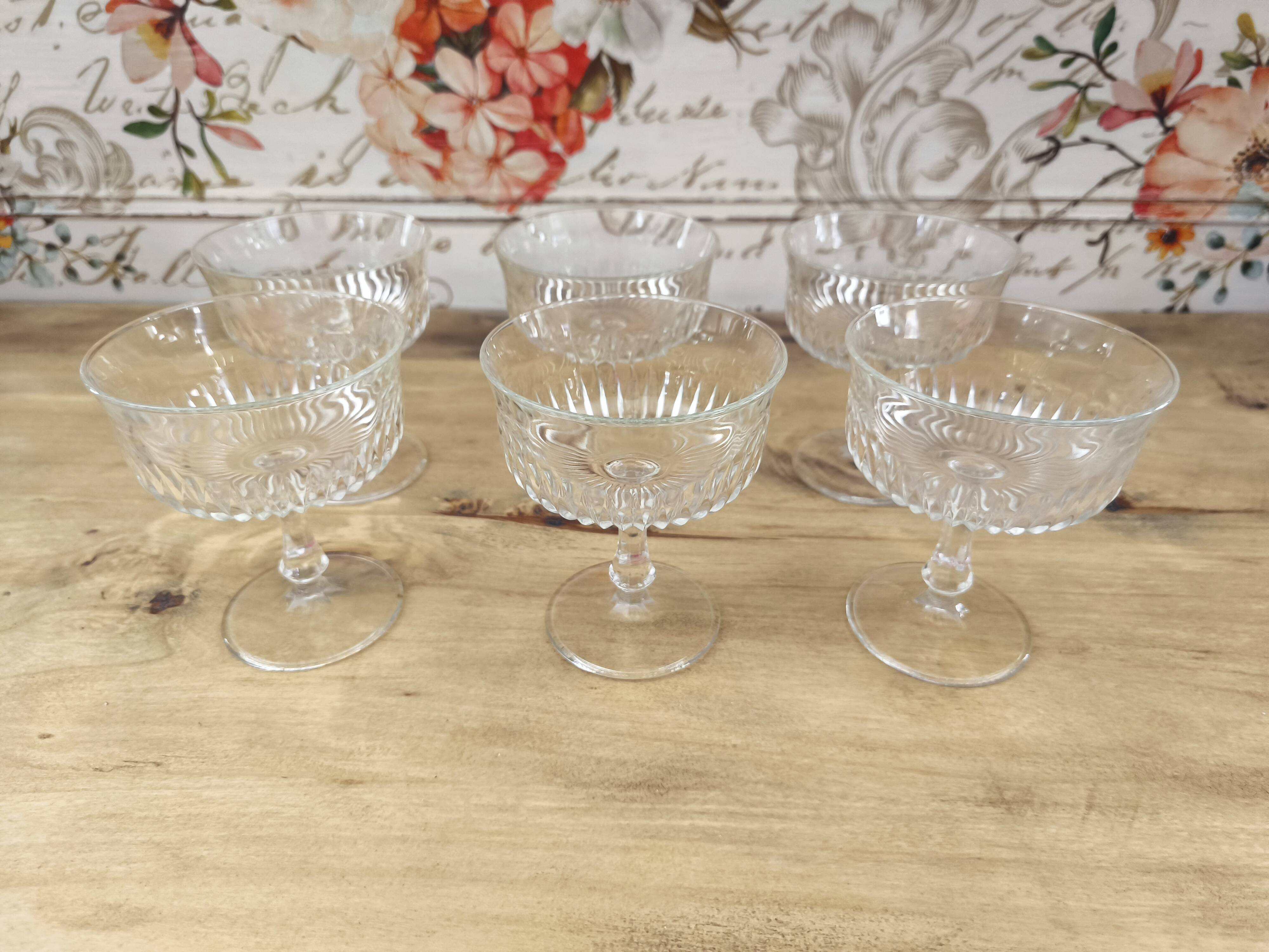 Set of 6 vintage champagne glasses in chiseled glass with flared drinking rim