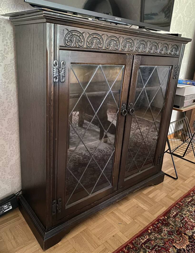 Display cabinet with shelves