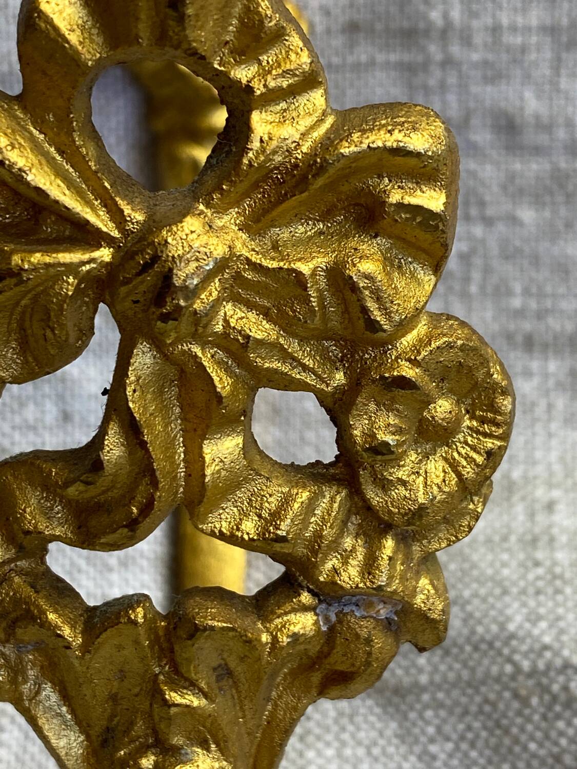 Patère en bronze doré