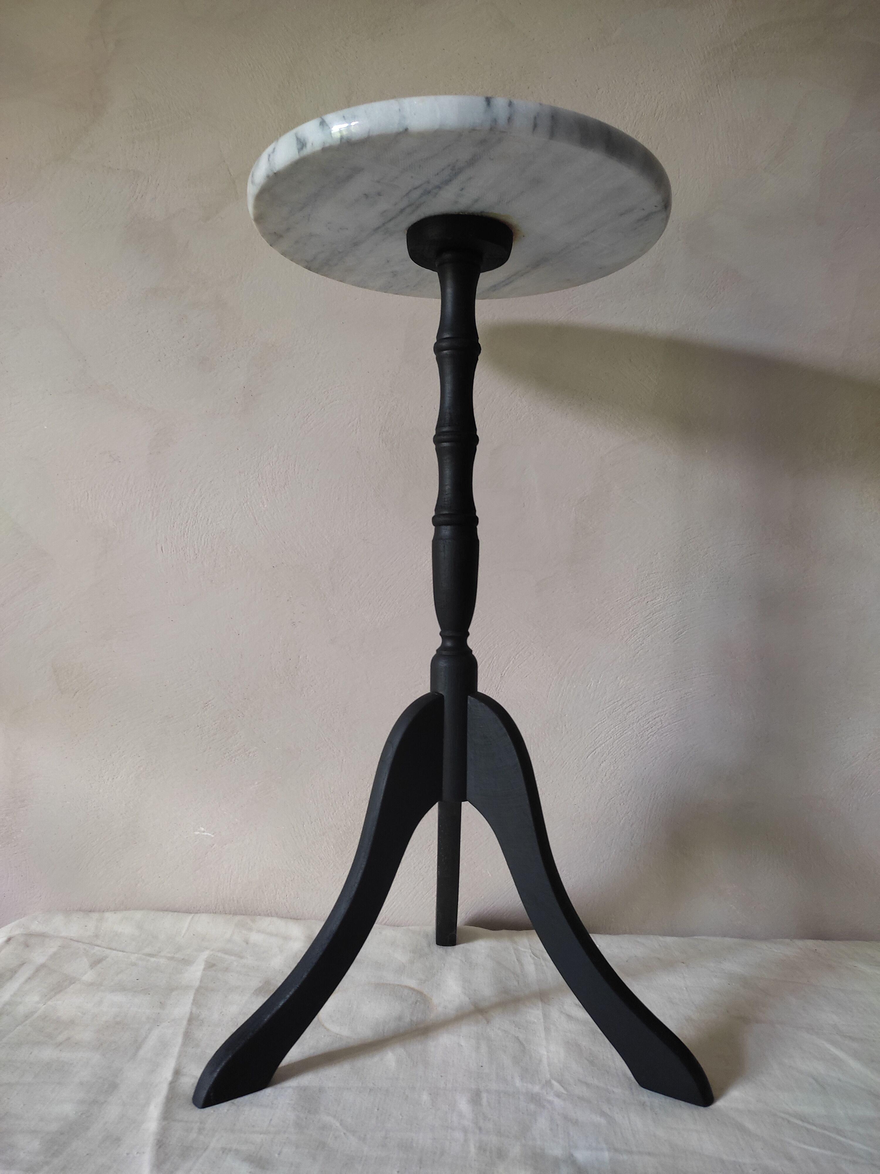 Marble tripod sellette