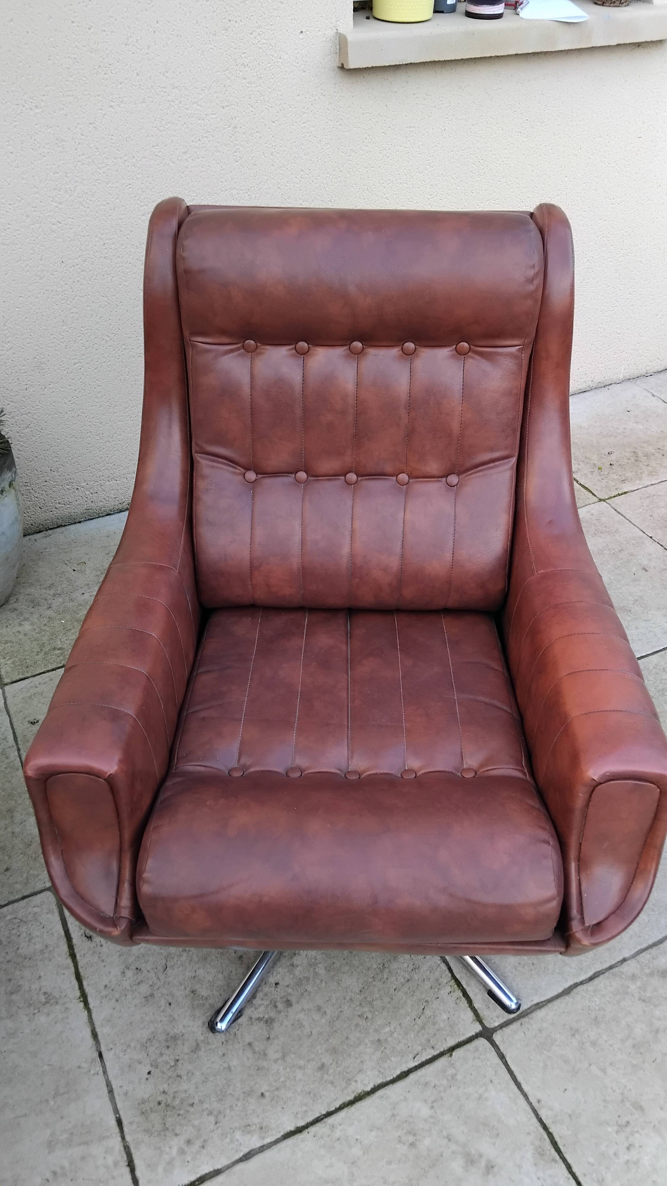 Paire de fauteuils pivotants en simili cuir, années 70