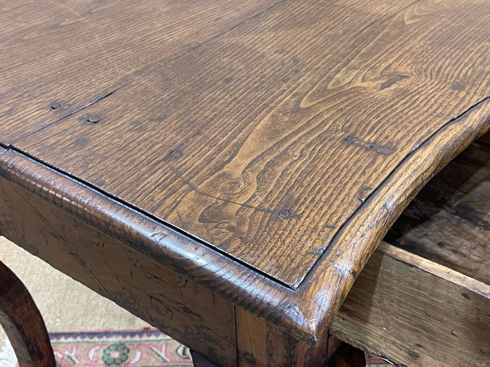 Console rustique anglaise du 18ème siècle en châtaignier et merisier