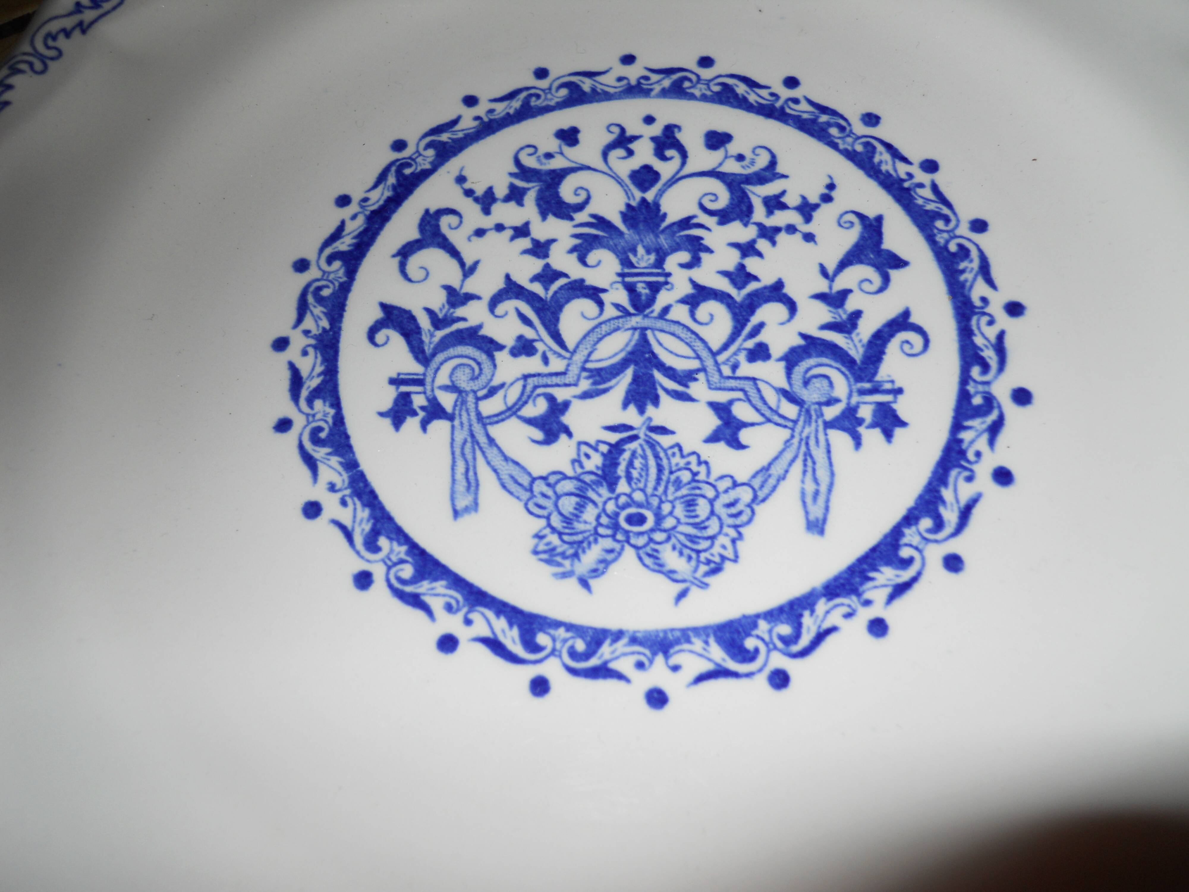 Service of 8 flat plates and 2 blue gien dishes