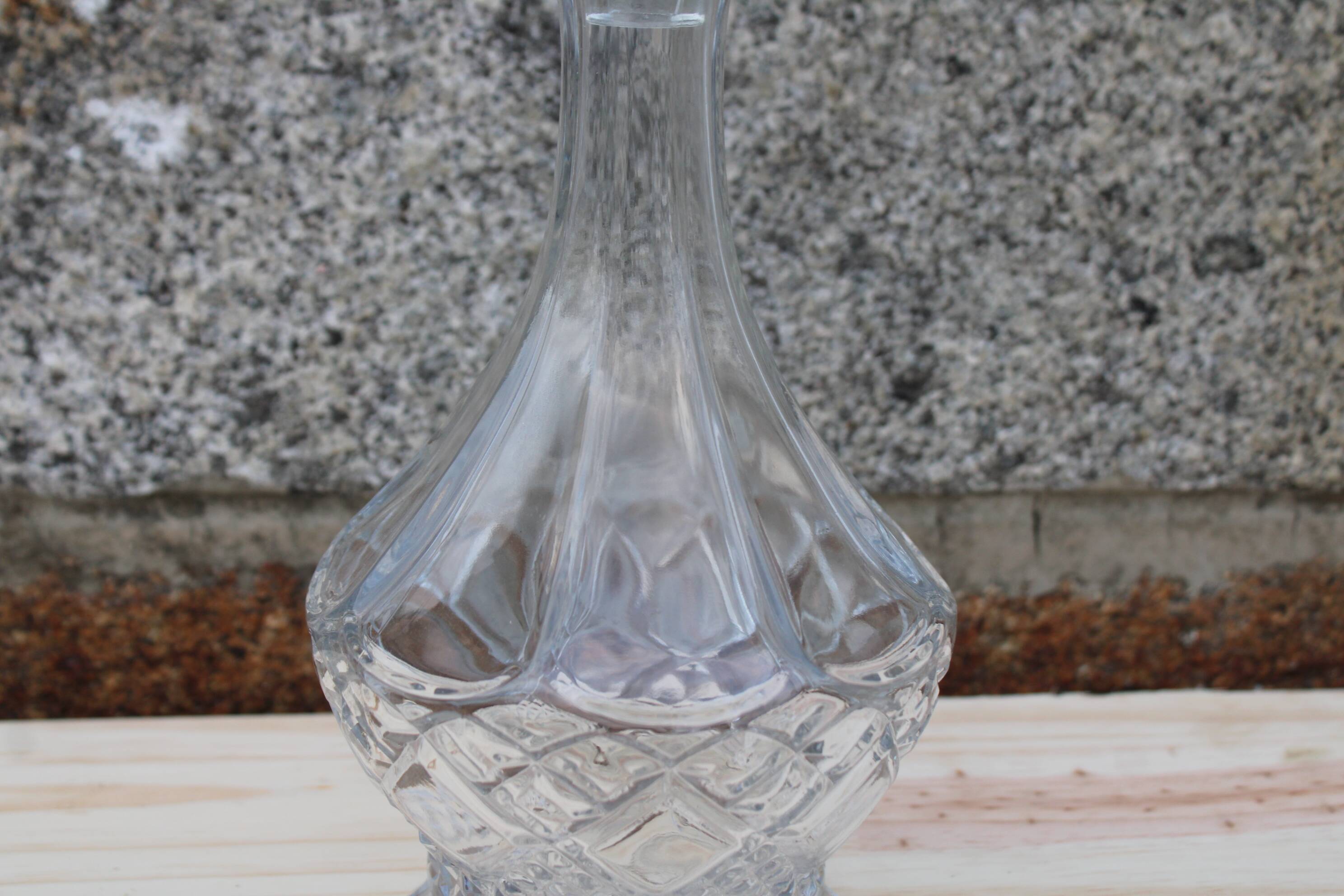 Elegant cut-glass carafe – classic and refined style