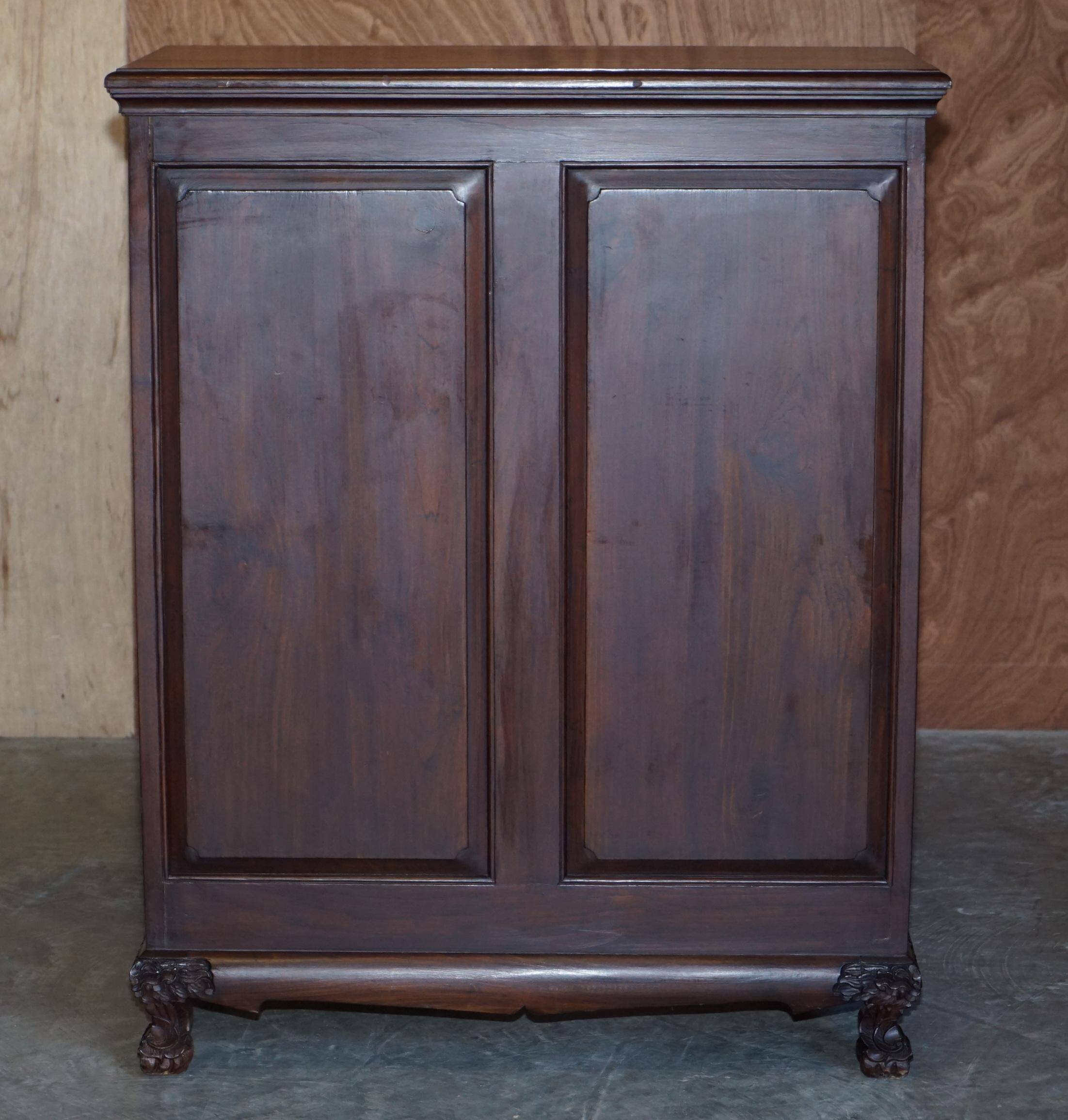 Paire de commodes vintage en bois dur sculpté
