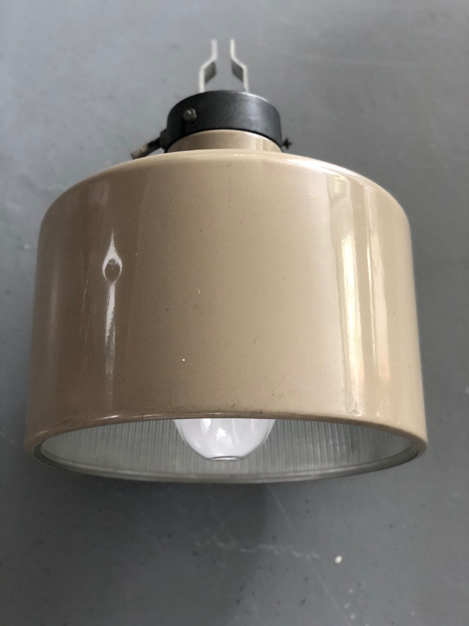 Industrial light pendant