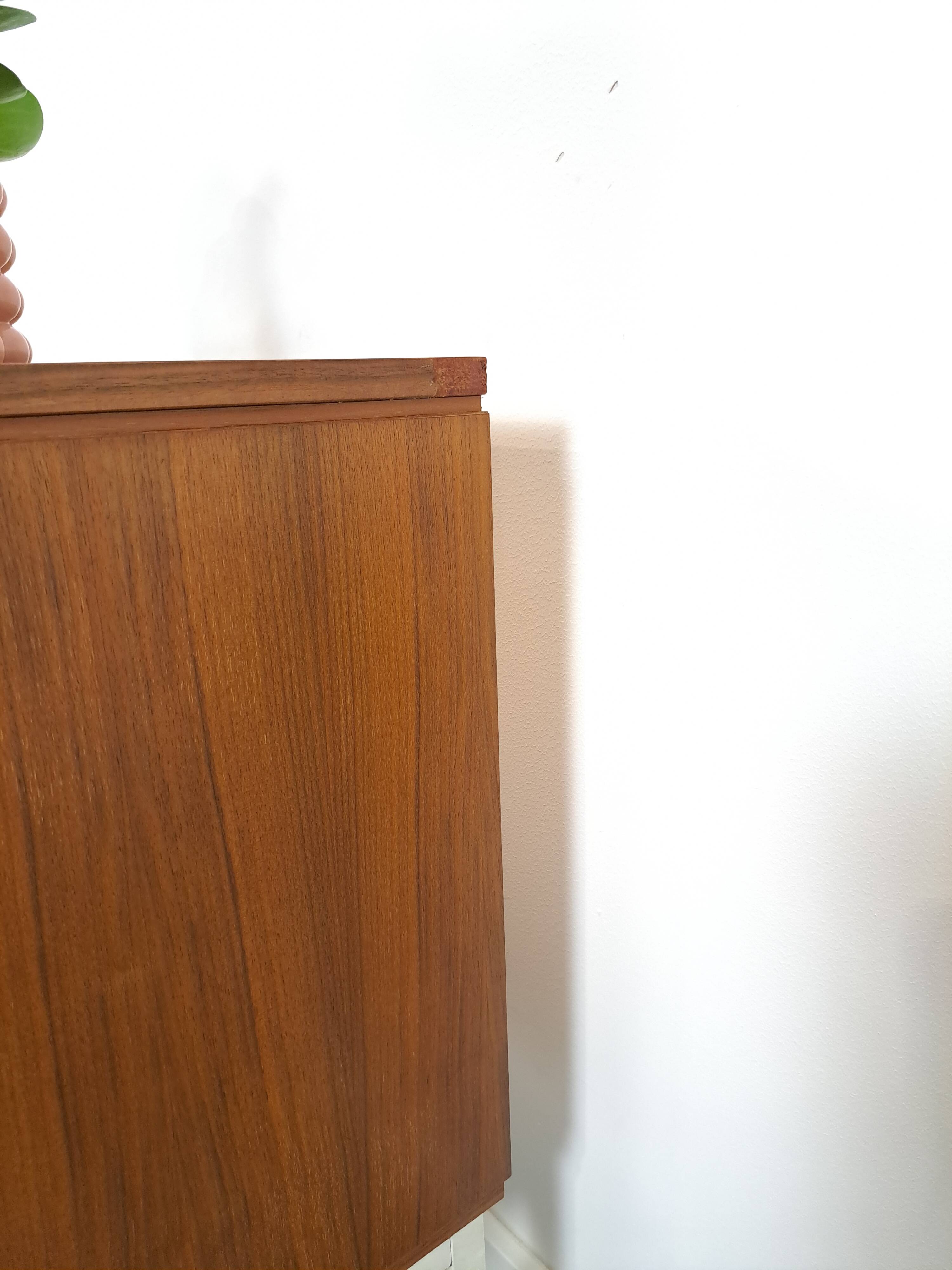 Fineer dressoir uit Zweden met wit stalen poten