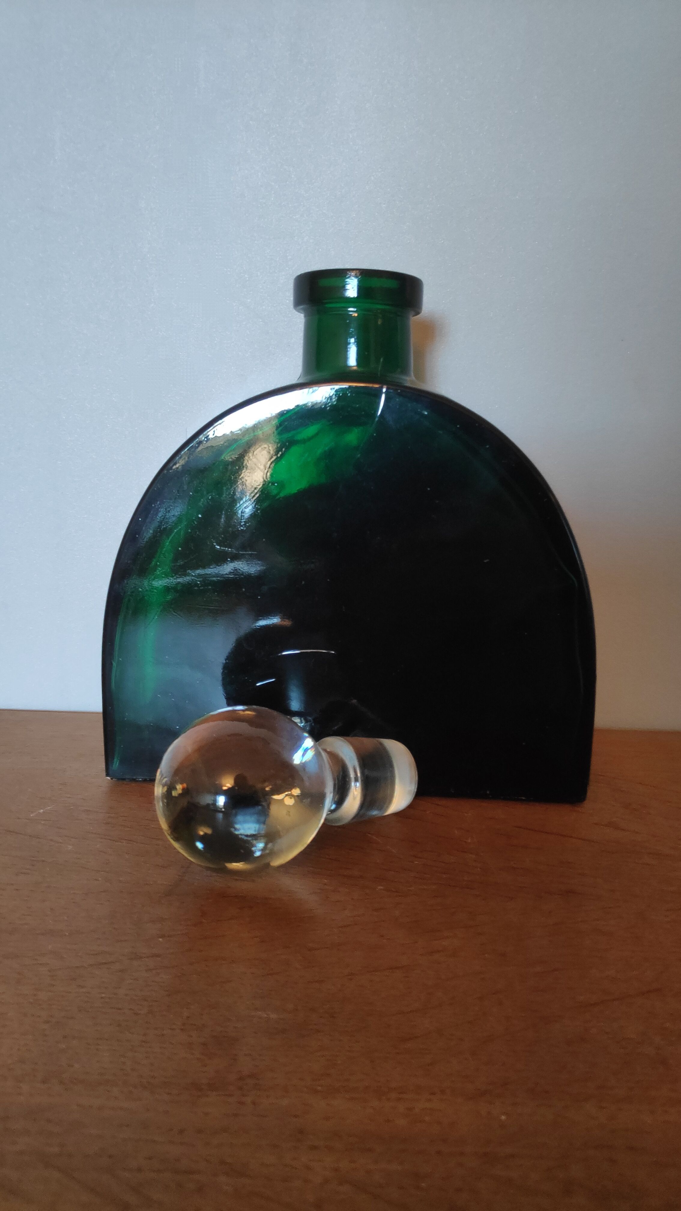 Carafe verte avec bouchon transparent