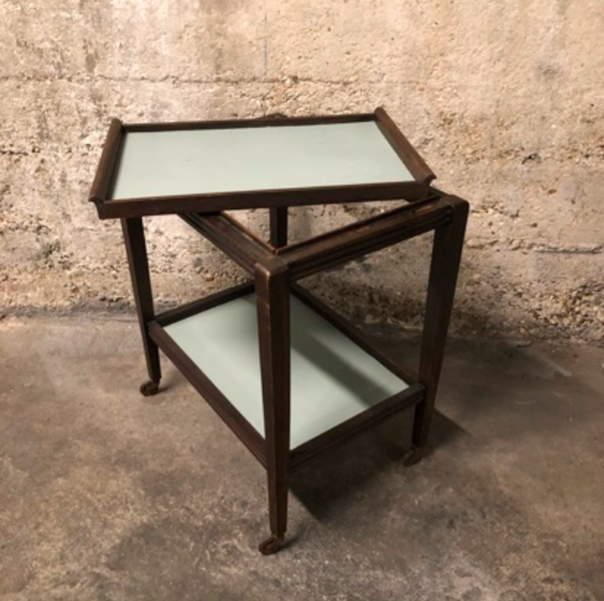 Desserte vintage en bois à roulettes