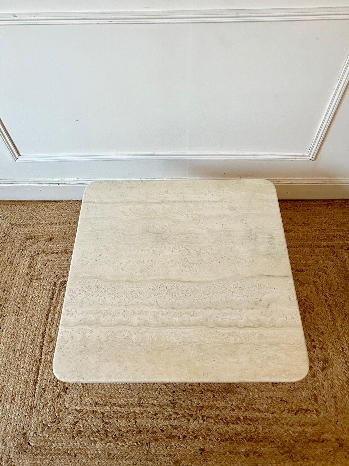 Square coffee table in travertine.